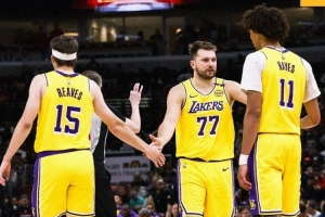 开云网站-湖人遭绝杀湖蜜破防：你们让恋童癖半场投进绝杀？LBJ在干嘛